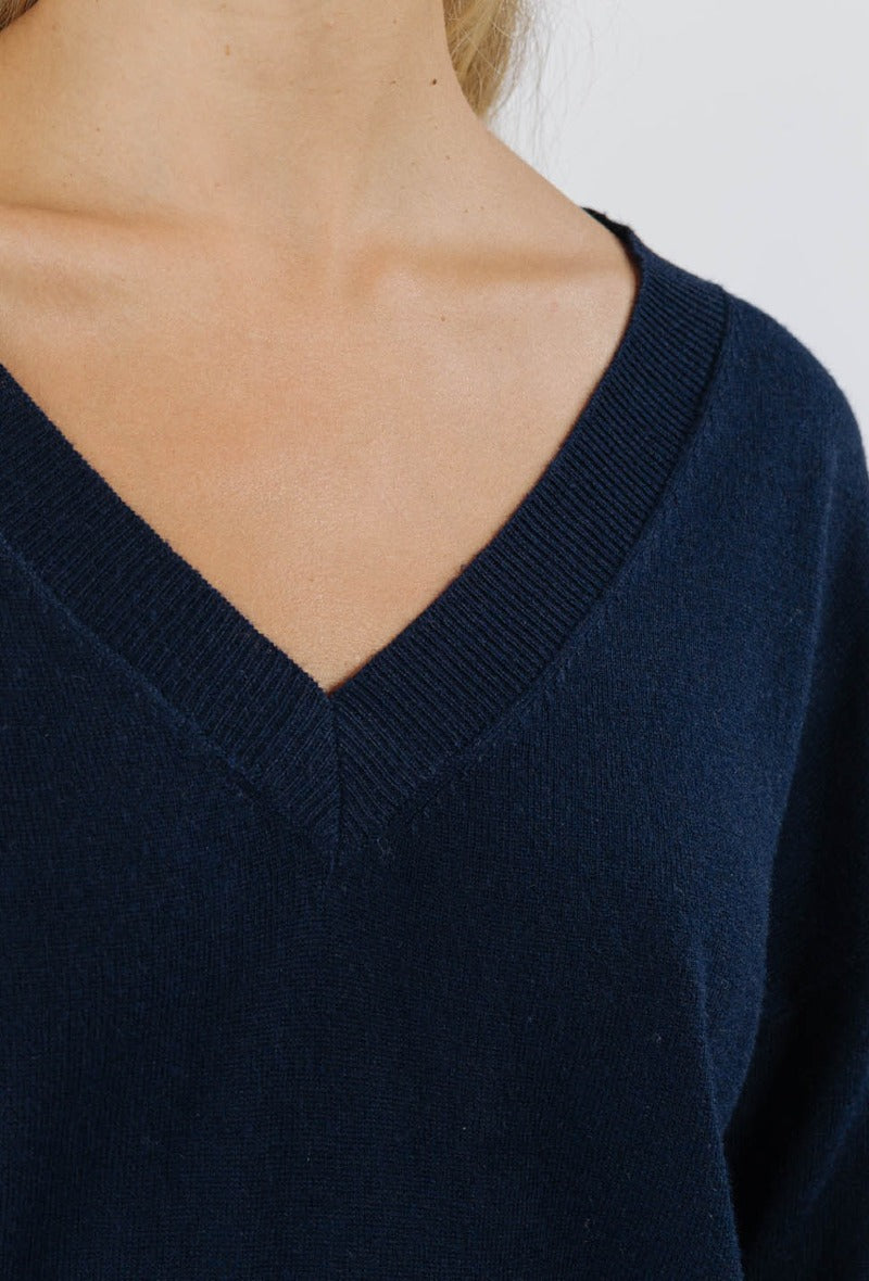 V-Neck Fine Knit Jumper Grey/Navy